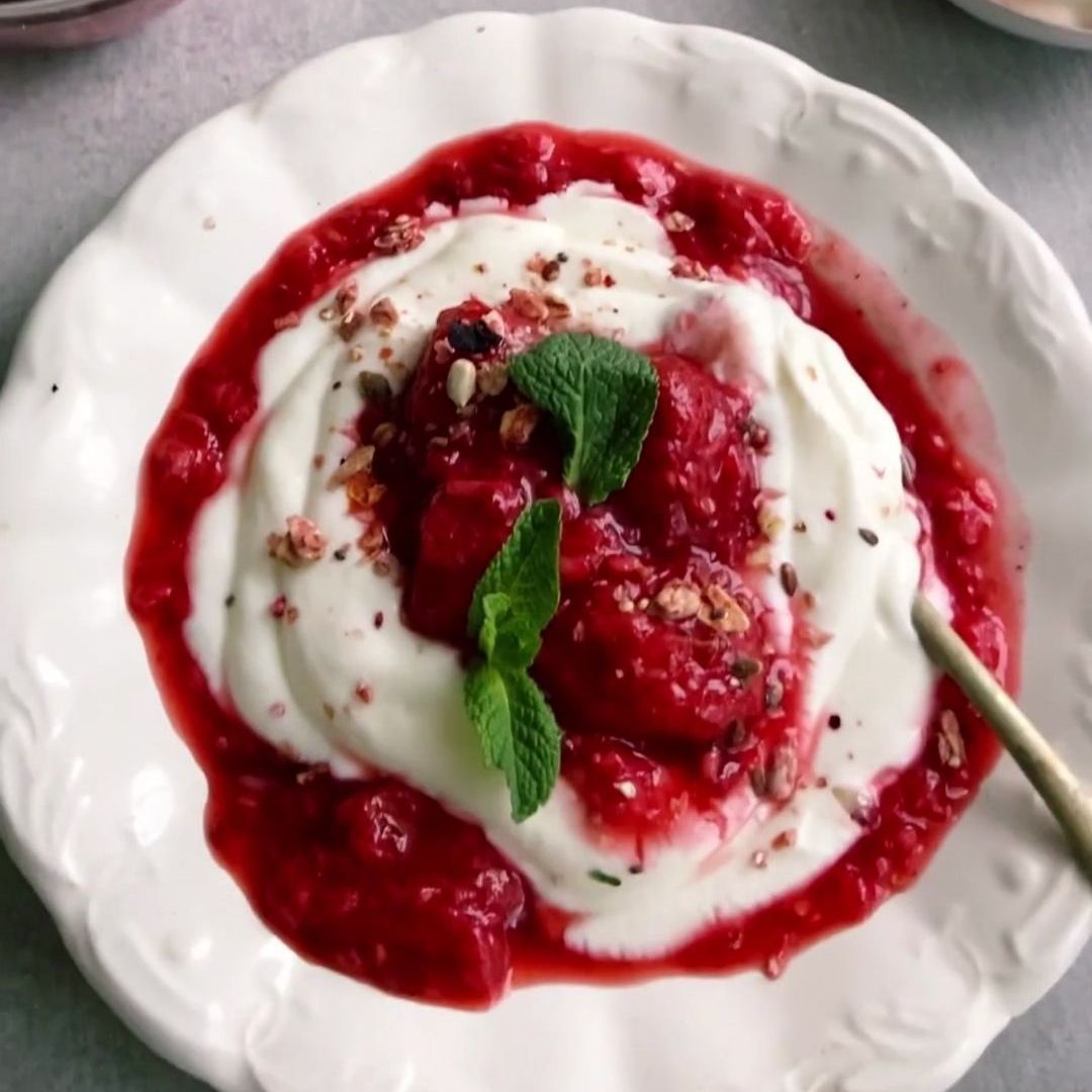 Raspberry protein smoothie bowl